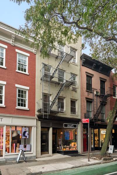 Nestled in the vibrant heart of West Village, 363 Bleecker Street is a stunning four story townhouse boasting a unique blend of commercial and residential spaces.