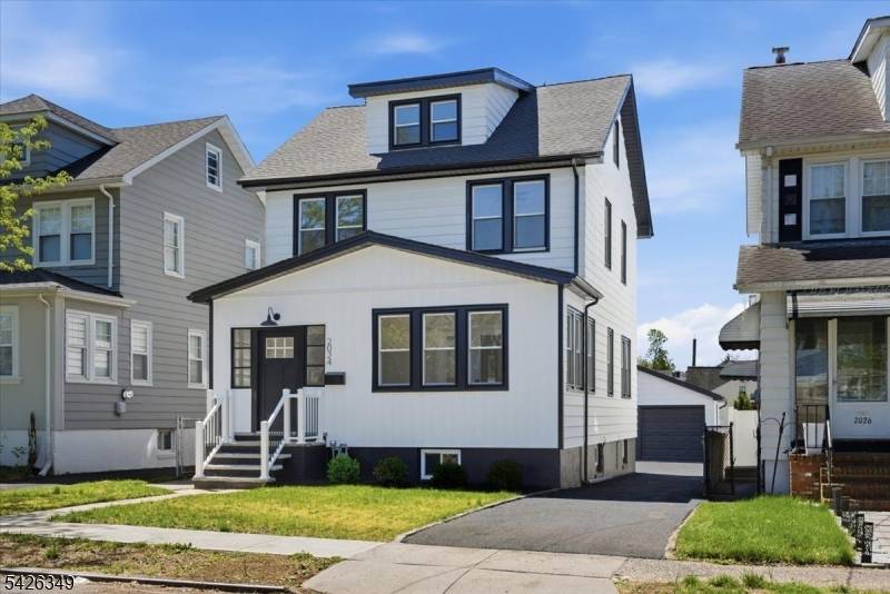 Beautifully renovated 3 bedroom, 1.