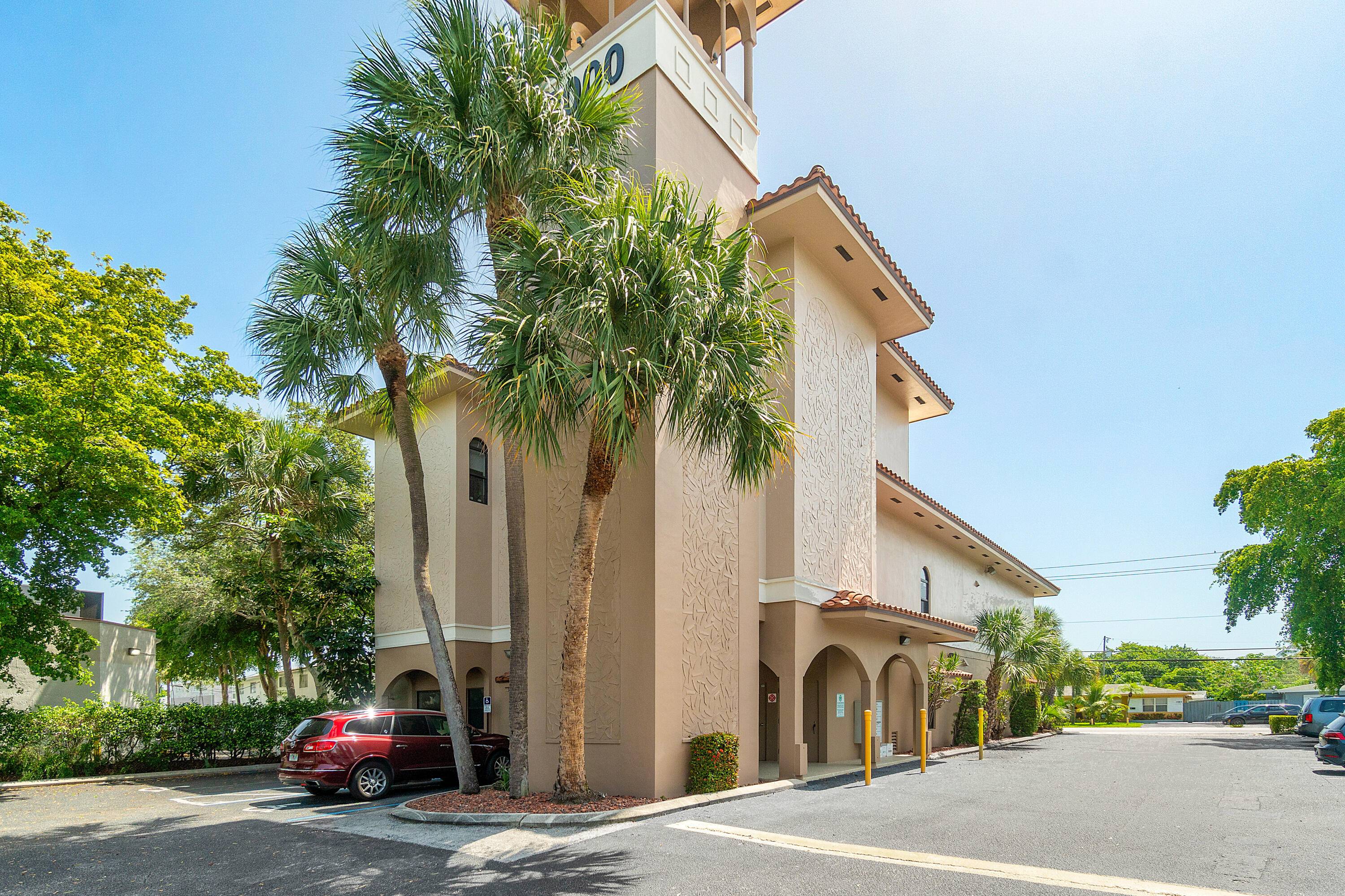 2000 N Federal Hwy is a 10, 371 square foot medical office building on one of Pompano's most desired stretches of Federal Highway.