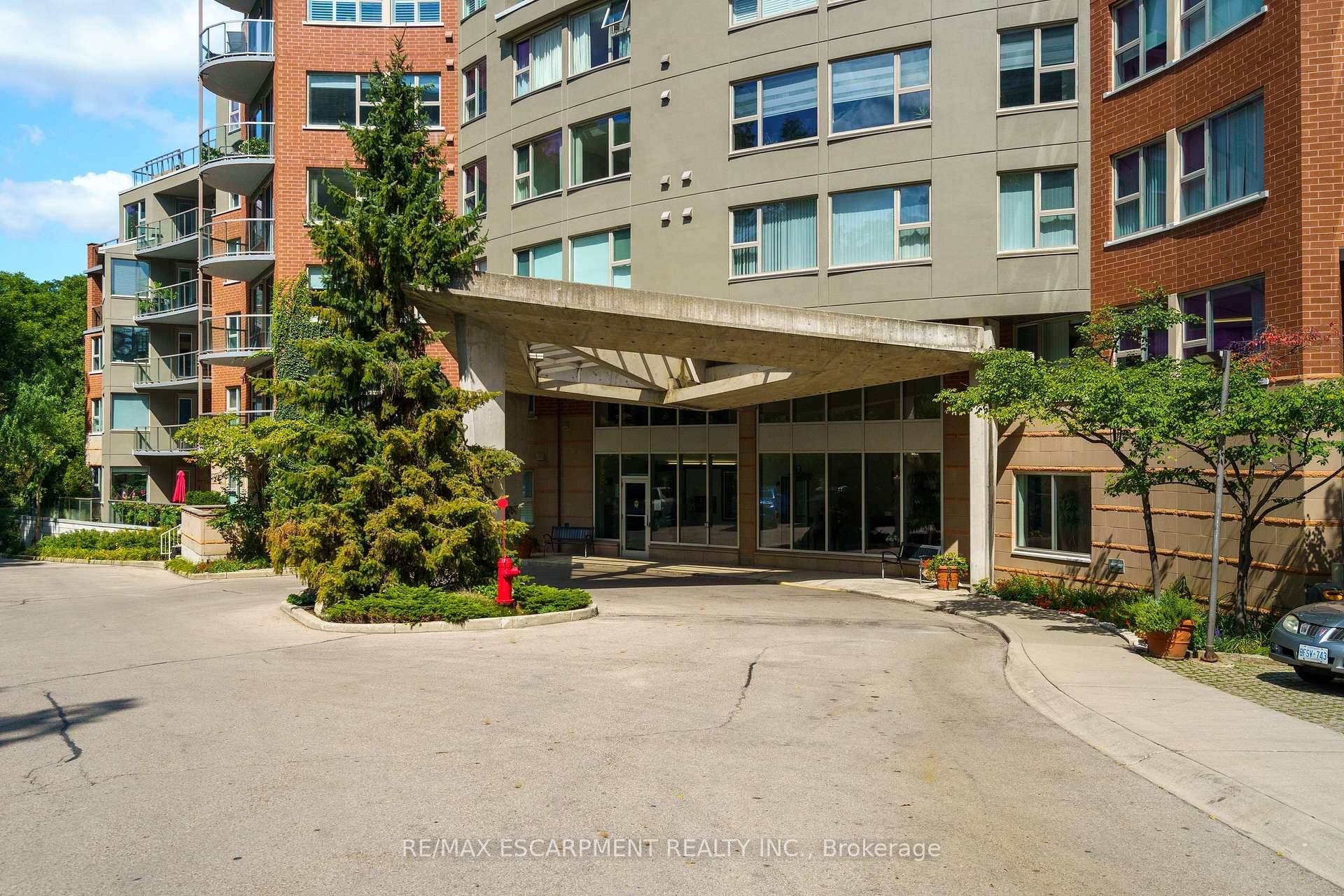 Discover this magnificent condo apartment perfectly situated along the rushing Spencer Creek, where serene natural surroundings meet the convenience of downtown Dundas just steps away.