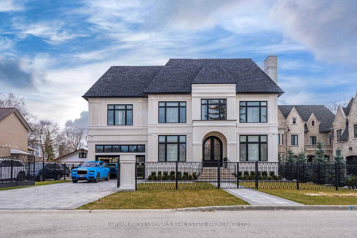Stunning Transitional Custom Built Home in Prestigious South Richvale Community !