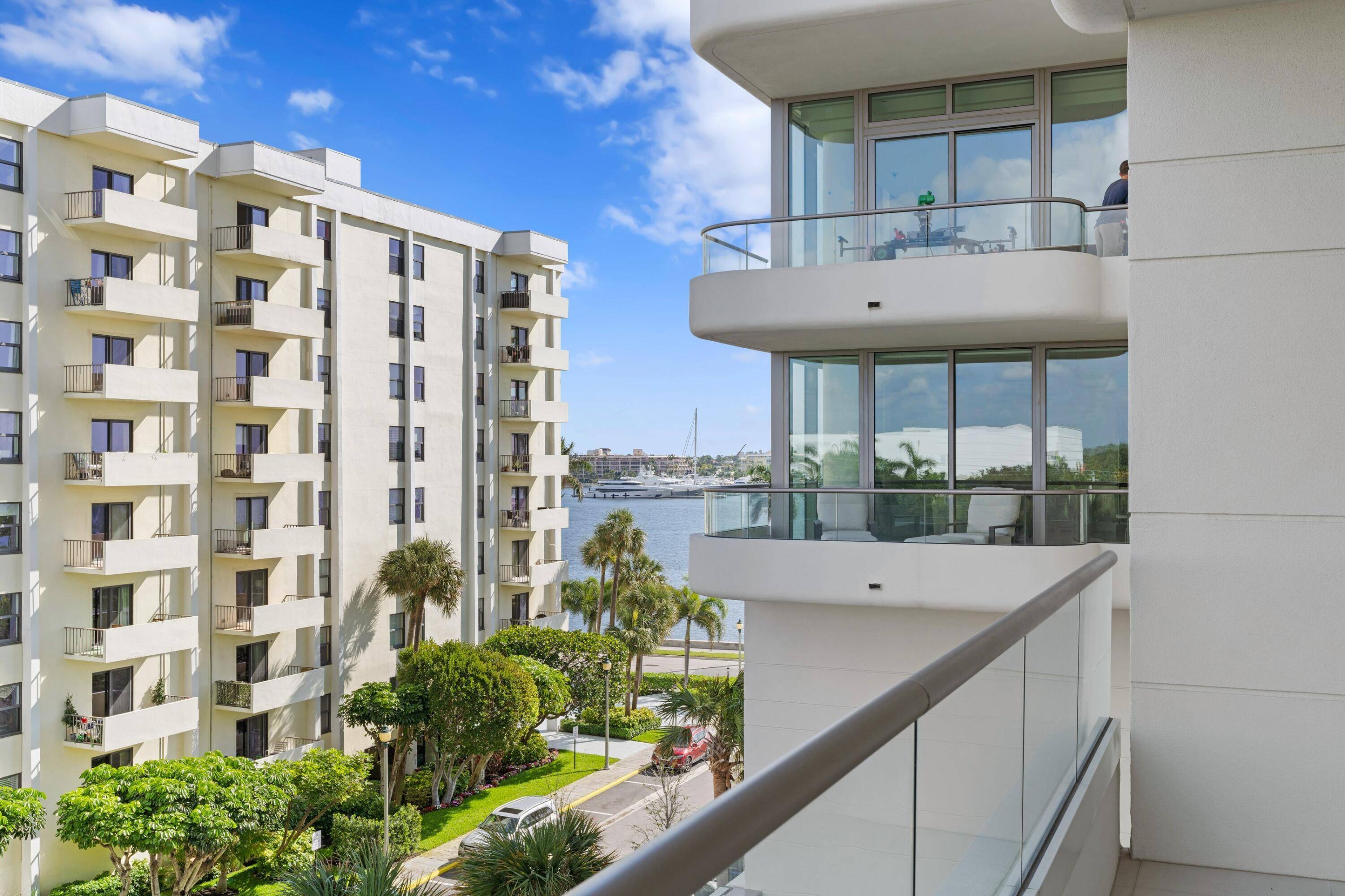 Welcome to La Clara. Enjoy high end finishes throughout in this 1 bedroom 1.