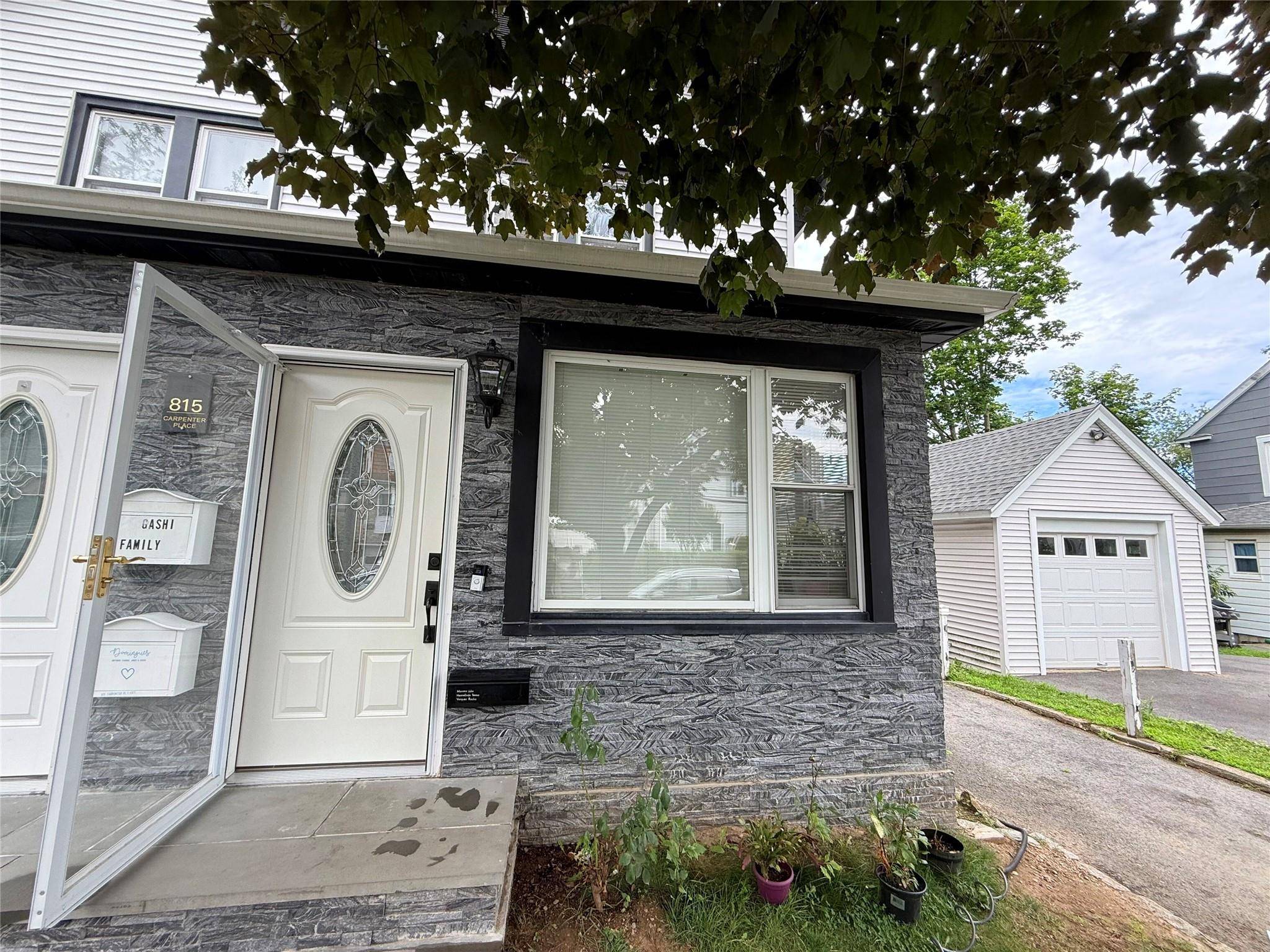 Welcome to this spacious duplex in a prime Mamaroneck location !