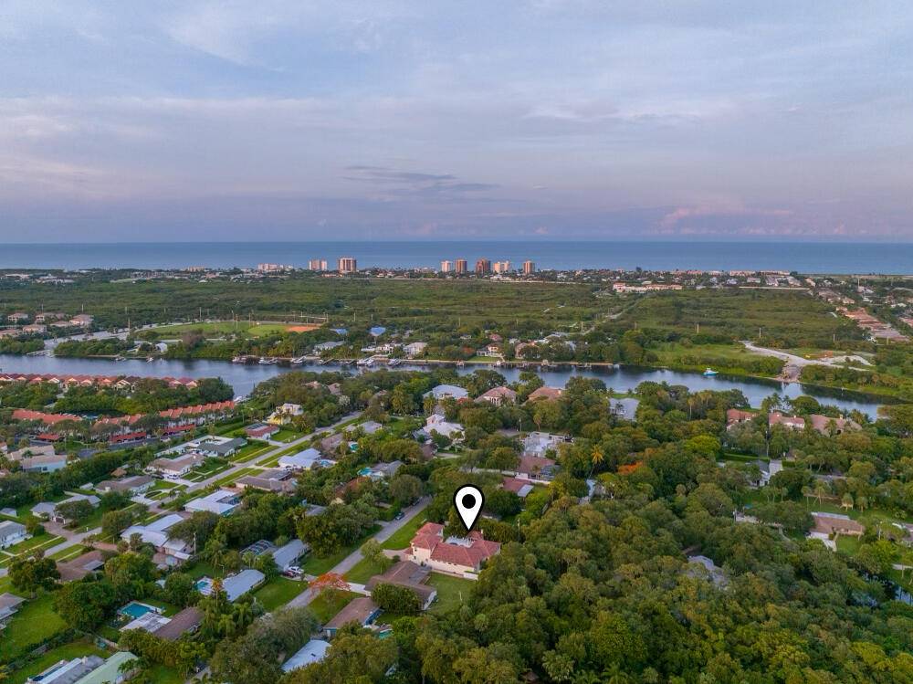 Palm Beach Gardens 4, 600 Sq Ft home under air, perfect for entertaining family and friends !
