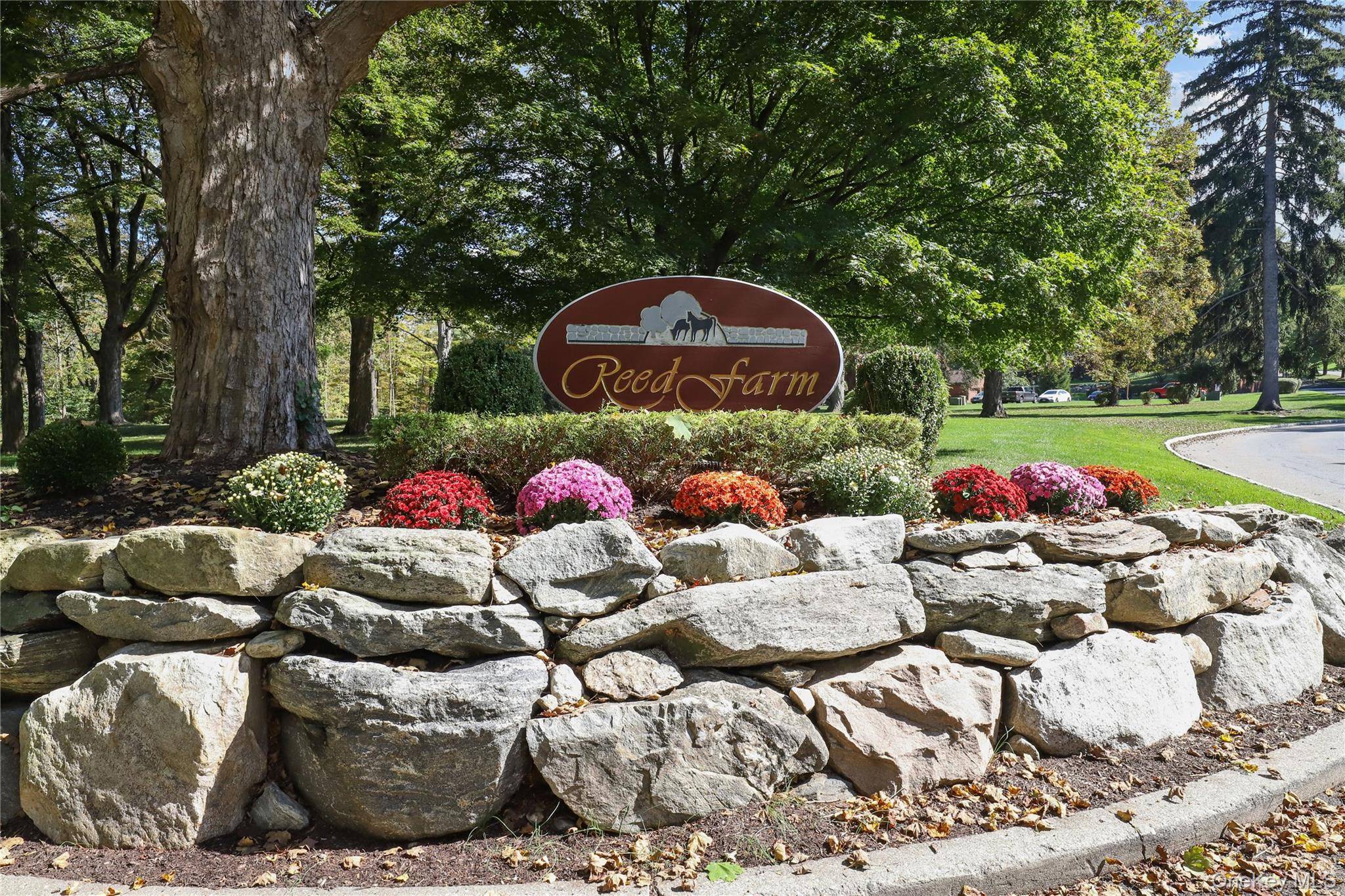 Welcome to Reed Farm ! This beautifully renovated Jonathan model one bedroom lives like a two bedroom, offering an impressive 1, 610 sq.