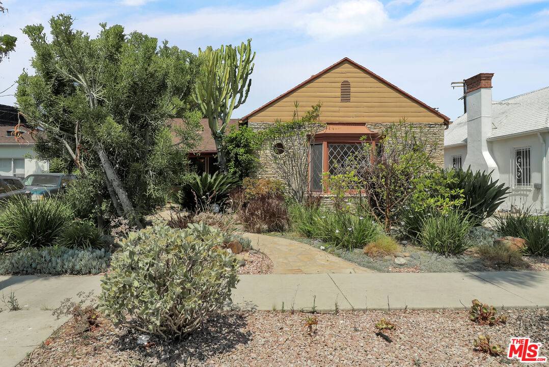1107  Alfred 5BR Beverlywood La