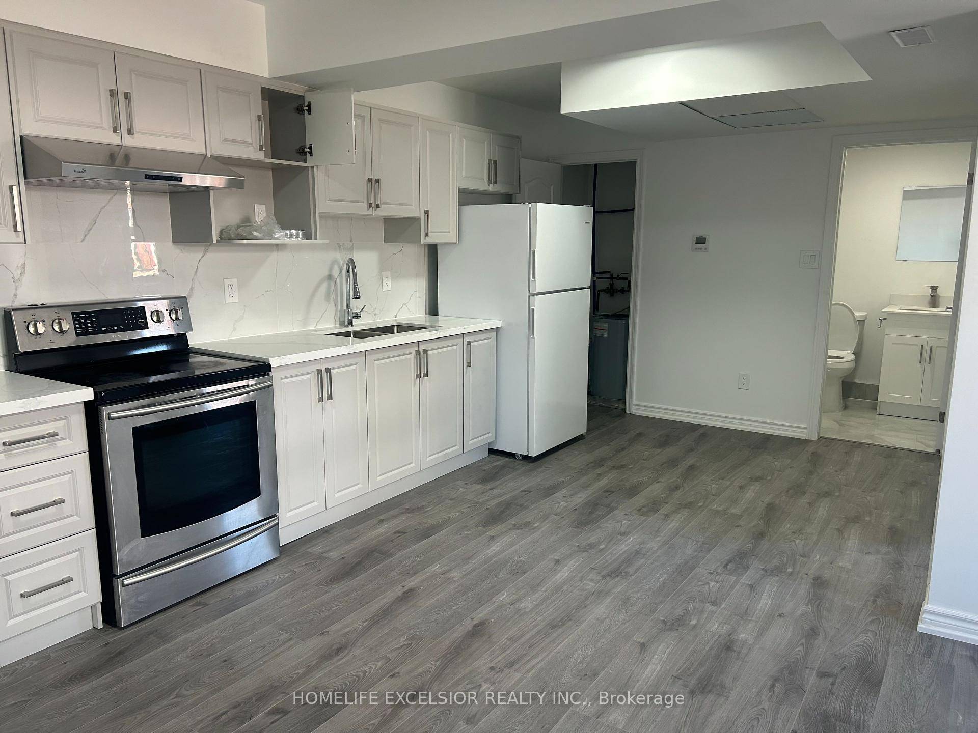 Move in Ready, Right In The Heart Of Downtown Oshawa, Enjoy the convenience of being minutes away from Hwy 401, public transportation, shopping, dining, schools, and parks.