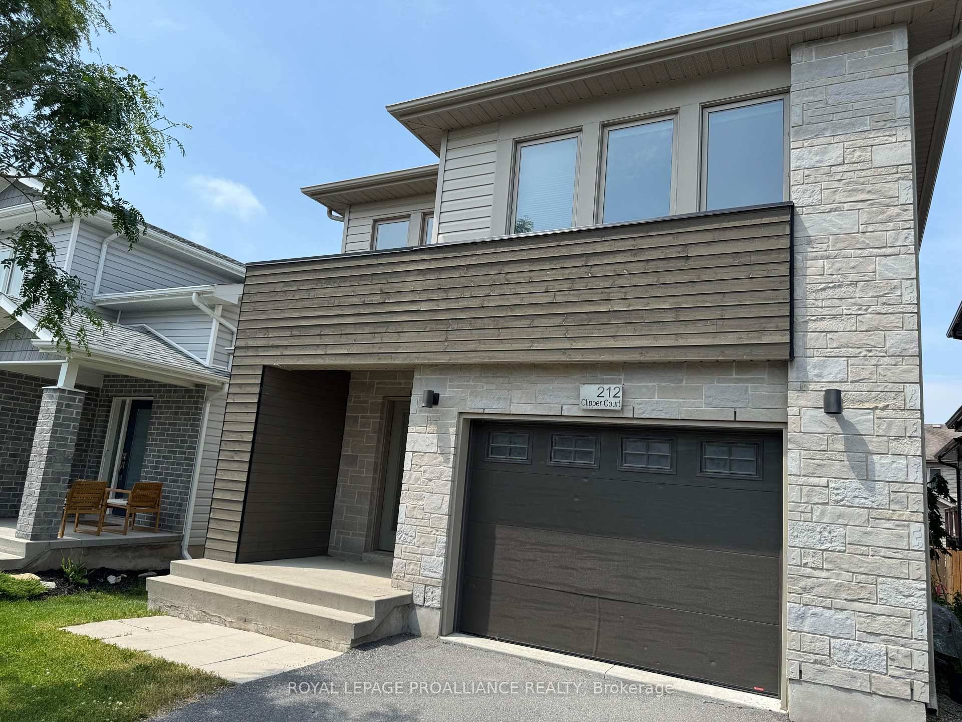 Charming Detached 3 Bedroom, 3 Bathroom Family Home on Quiet Cul de Sac in Kingston.