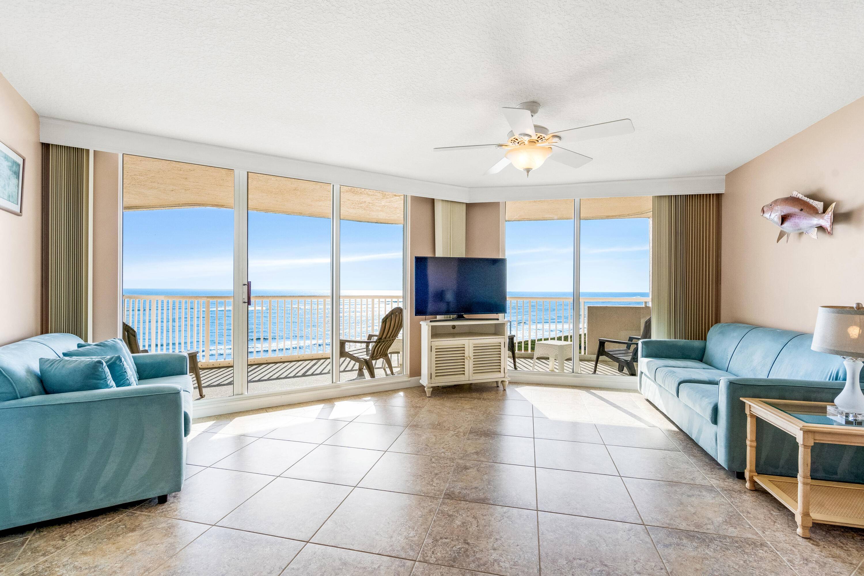 Beautiful 2 bed, 2 bath unit with stunning ocean and intracoastal views !
