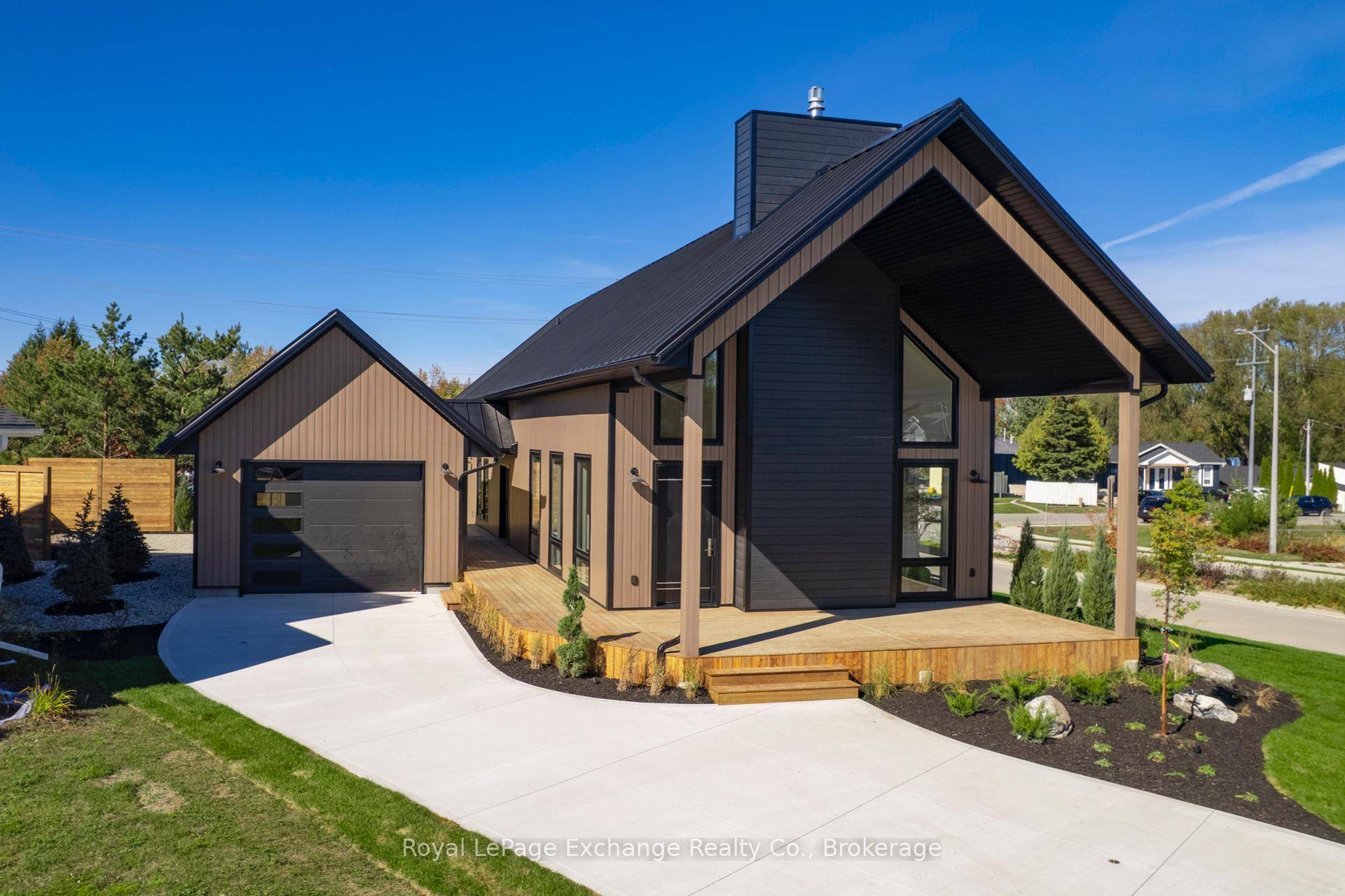 A Modern Coastal Retreat at Southampton LandingThis striking, custom built home blends coastal charm with contemporary design in one of Saugeen Shores' most desirable communities Southampton Landing.