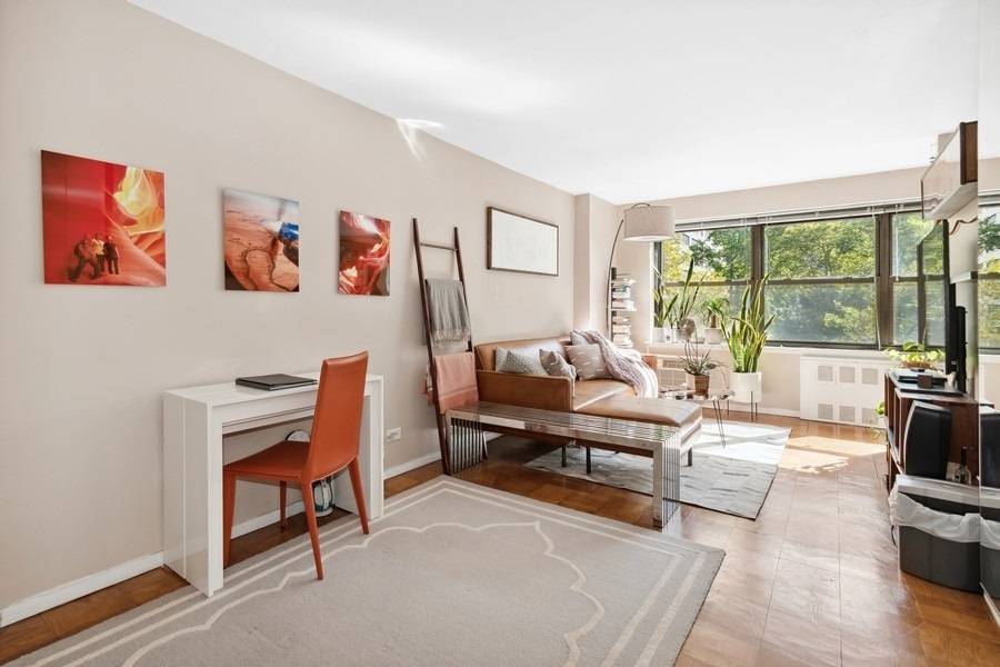 Bright and Beautiful Alcove Studio at Lincoln Towers Welcome home to this spacious Lincoln Towers alcove studio.