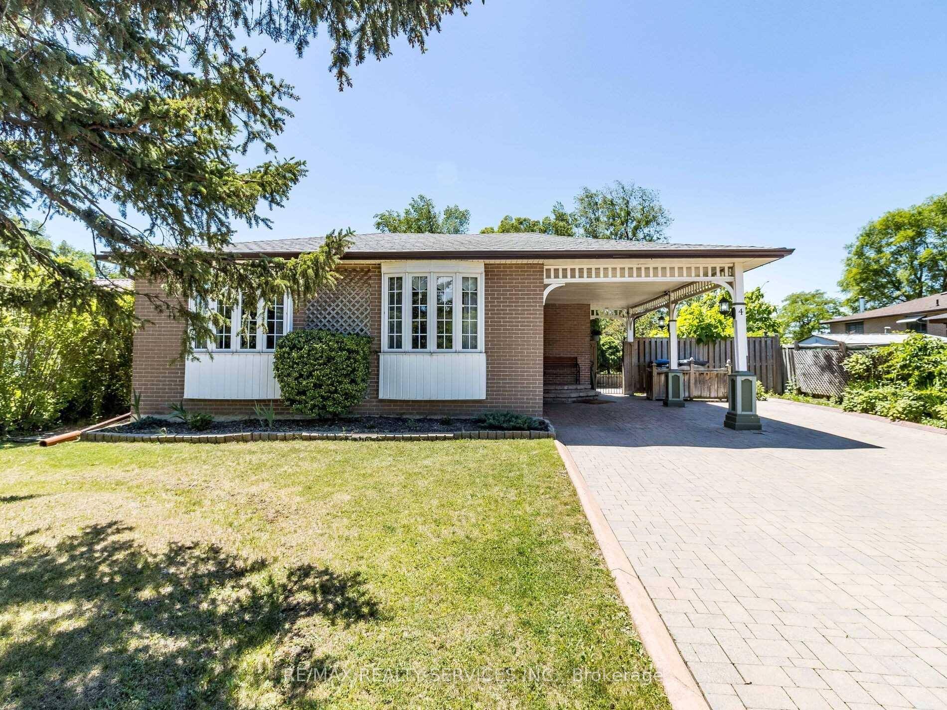 Beautiful Detach Bungalow 3Bedrooms 1 Washroom On A Quiet Family Friendly Neighbourhood.