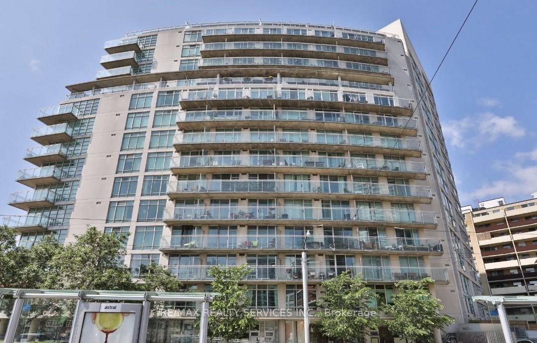 Experience waterfront living in a prime downtown neighbourhood just steps to the Lake, TTC, Billy Bishop airport, grocery shopping, restaurants and more.