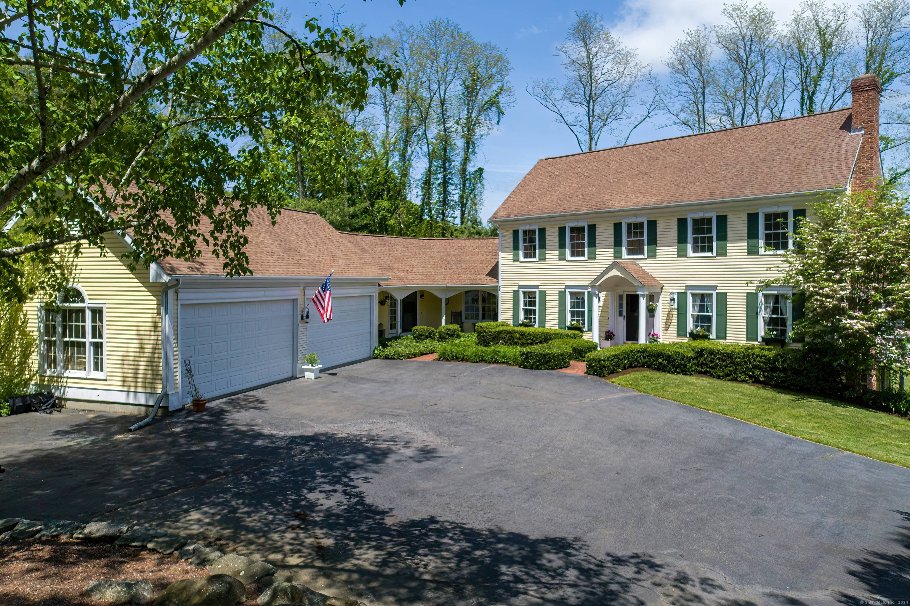 An impressive and enchanting private retreat set on 1.