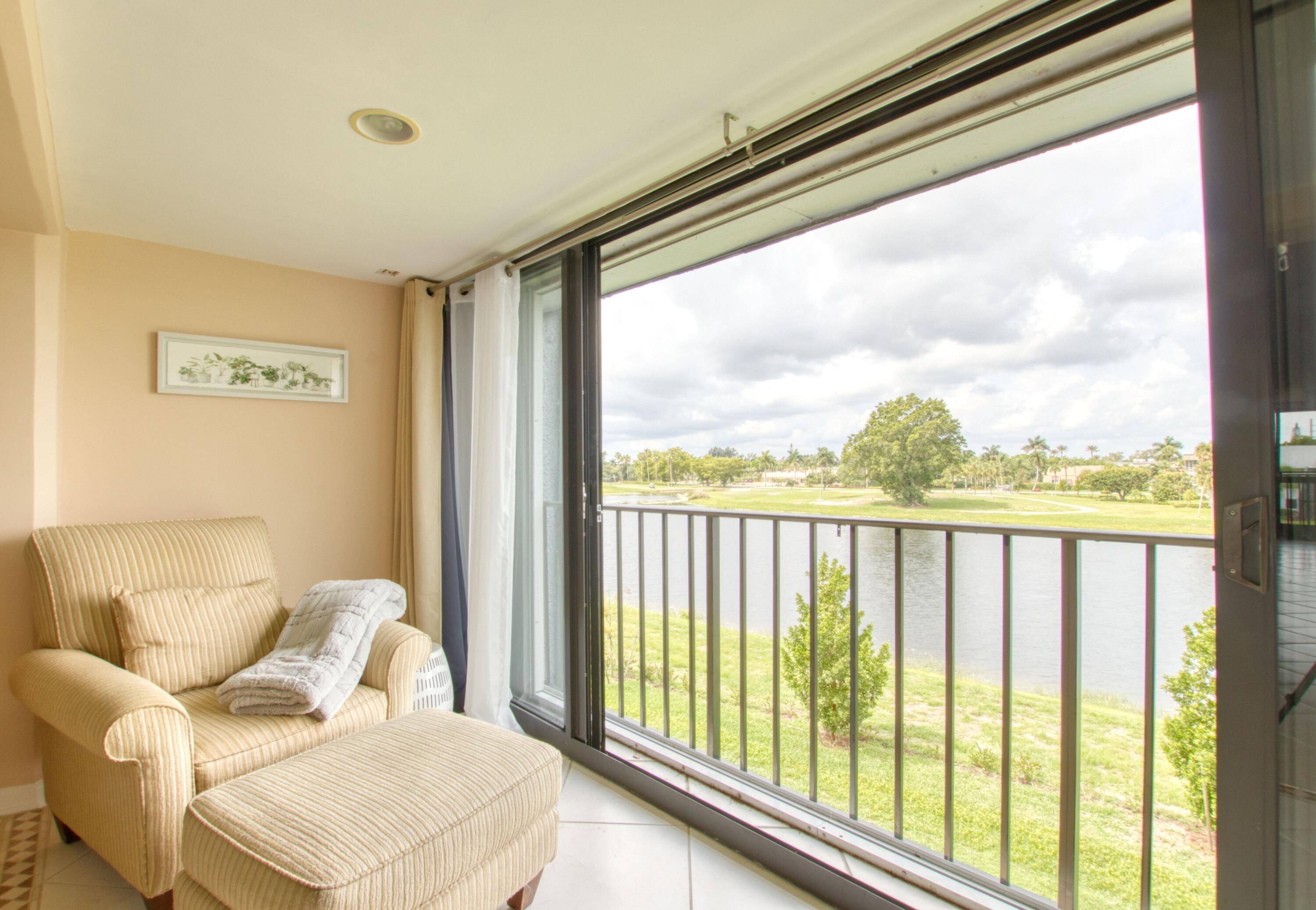 Lovely 2 2 with extended living area and panoramic views of the Lake.
