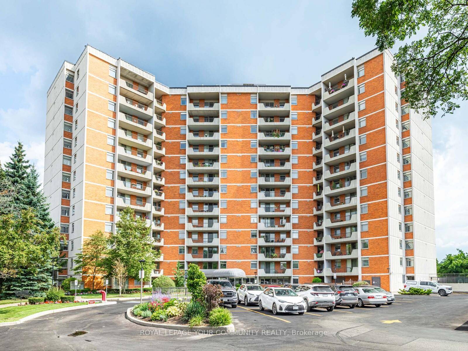 Welcome to an exceptionally well maintained 2 bedroom, 2 bath condo of the renowned Thornhill Summit that has been lovingly cared for by the same owner for over 40 years ...