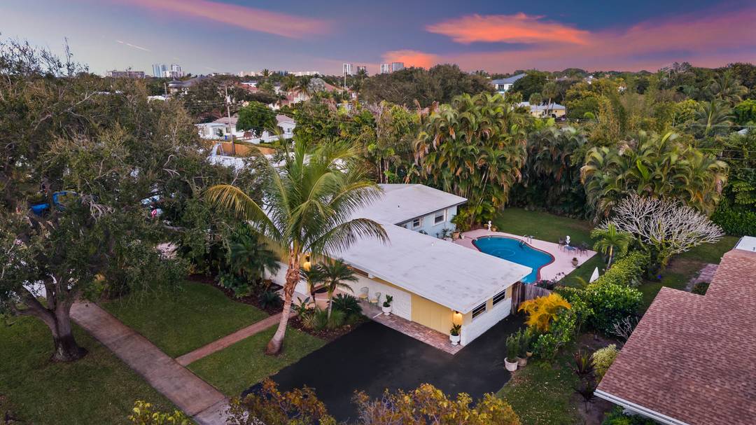 Beautiful 3 2 Pool Home in the highly sought after Village of North Palm Beach !