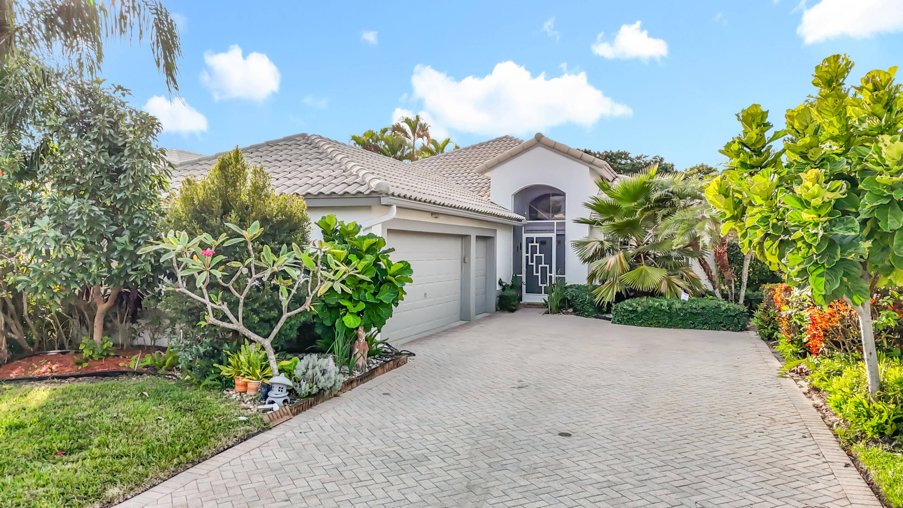 Beautifully furnished seasonal rental with stunning golf course views in Boynton Beach.
