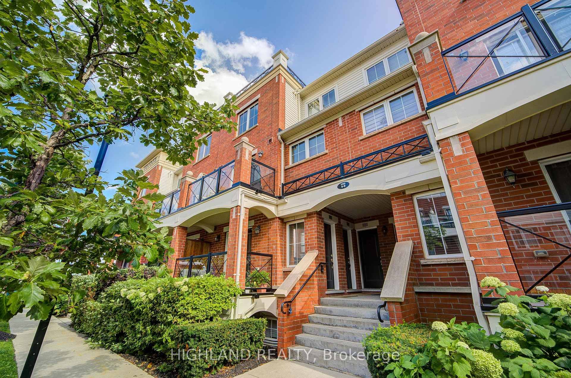 Absolutely Gorgeous 2 Bedroom Townhouse in Prime River Oaks, Oakville !