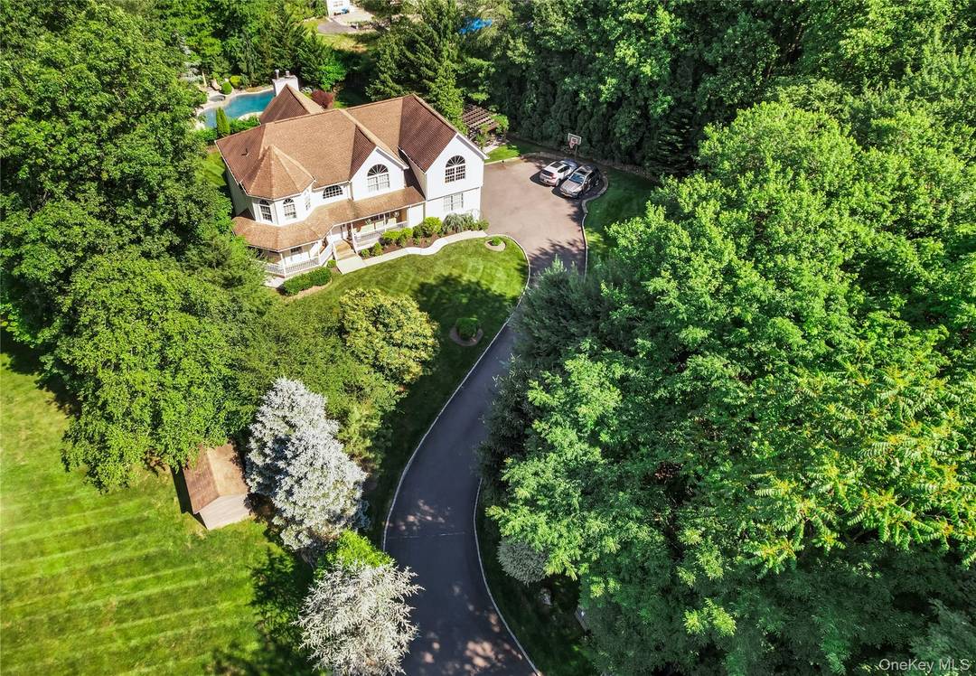 This exceptional property in the Village of Chestnut Ridge, NY, borders Pearl River, NY, and Montvale, NJ, making it a commuter s dream just minutes from major roadways to NYC ...
