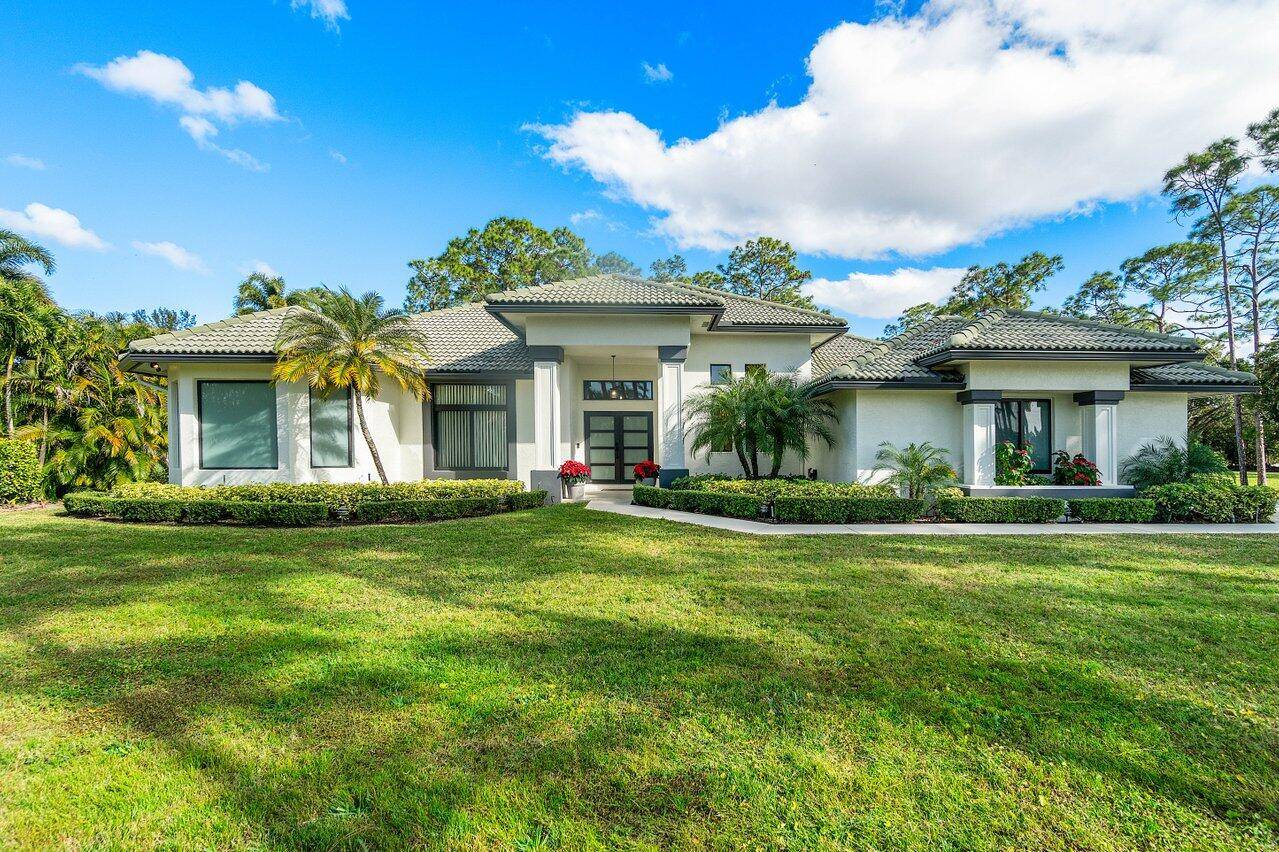 Stunning Tranquil 5 Bedroom, 3 Bathroom Pool Home in Bay Hill EstatesNestled on a spacious 1.