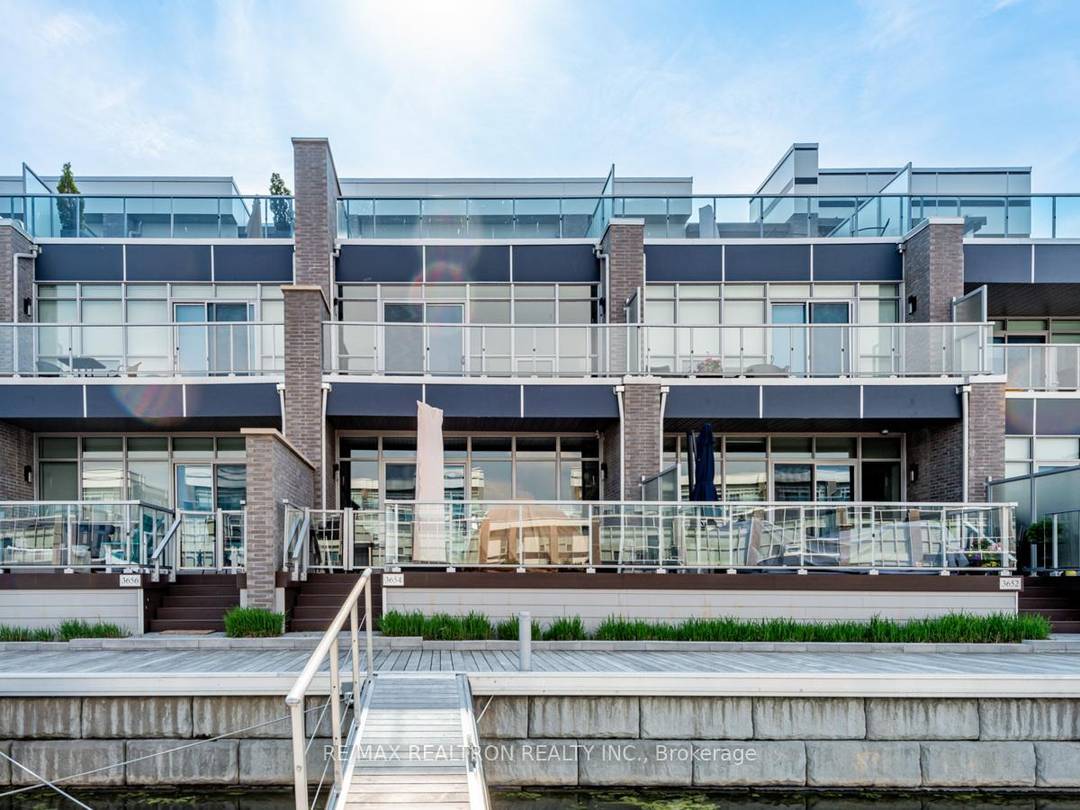 Perfect 3 storey Townhome at the Harbour unfurnished or some furnishing available !