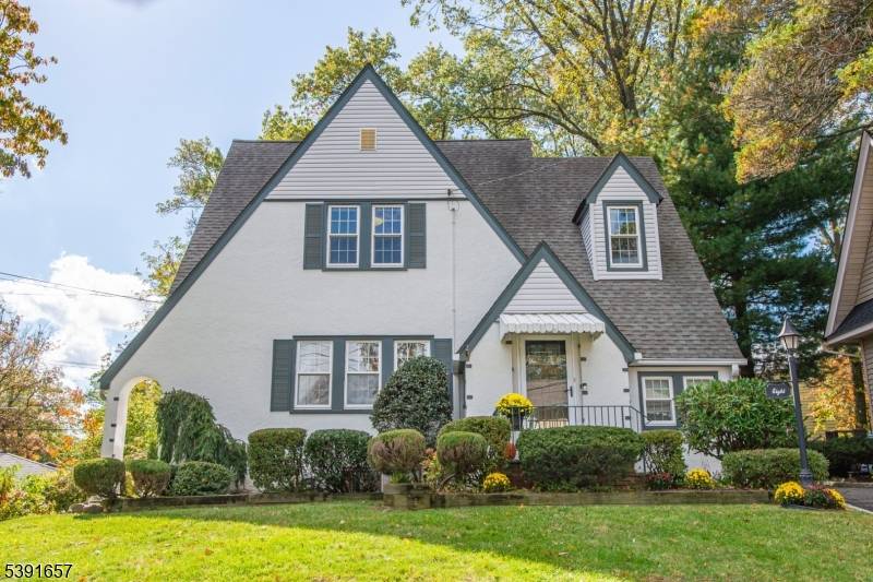 Welcome to this charming 3 bed 1.