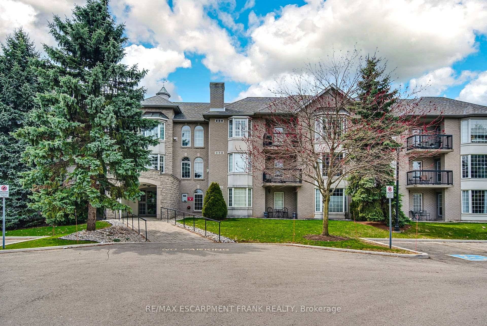 Beautiful 2 bedroom, 2 bathroom condo in a quiet pocket of Ancaster.
