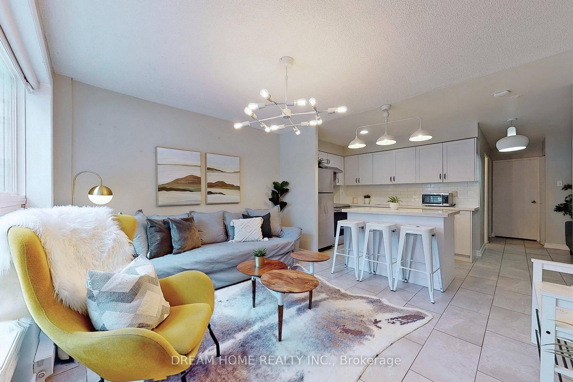 Great Location In The Heart Of Kensington Chinatown !