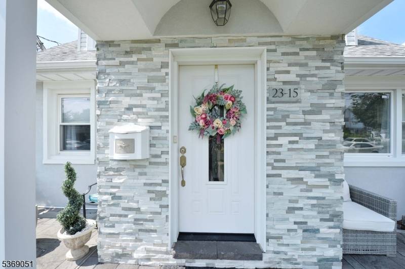 Beautifully Updated 6BR 4BA Home in Prime Location !