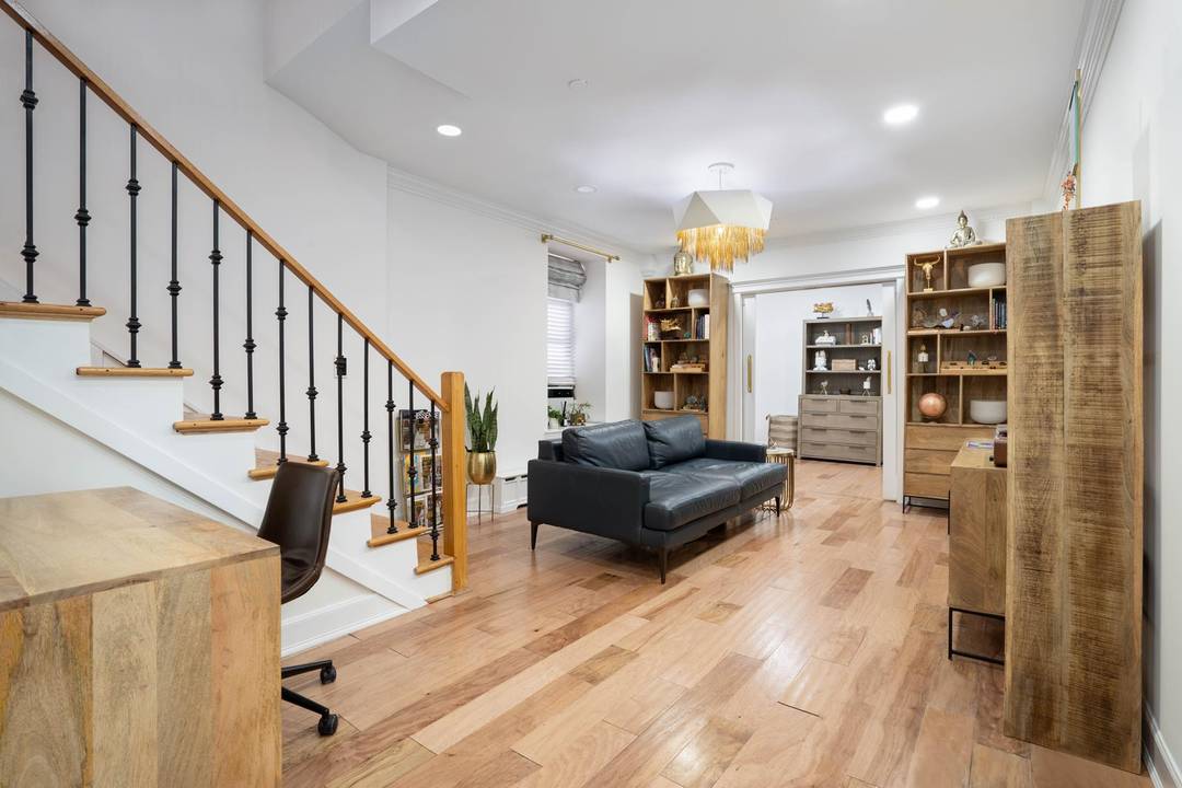 Bright amp ; Spacious 1 Bedroom Duplex in Historic Hamilton HeightsMeticulously renovated to perfection, this beautifully updated 1 bed 1 bath duplex in The Washington combines modern upgrades with luxurious ...