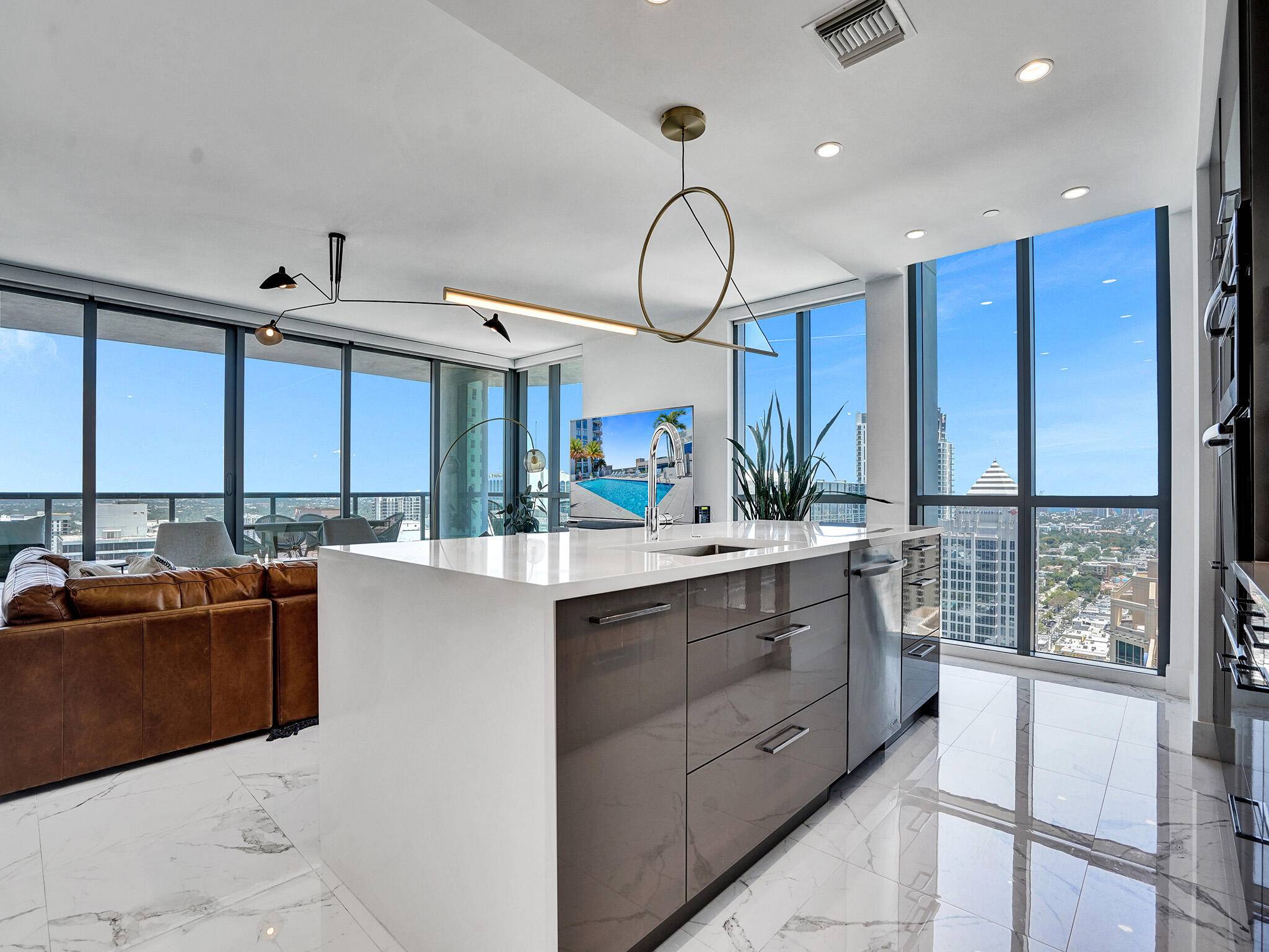 Fabulous sweeping panoramic backdrop of downtown Ft.