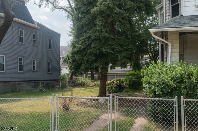 Don't miss this rare opportunity to own a true 3 family home full with potential !