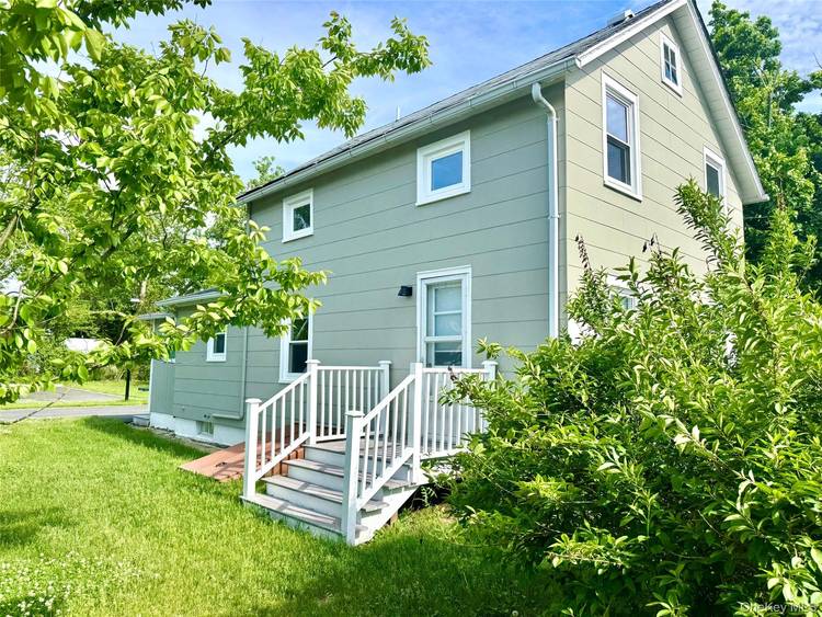 Pack your bags and relax this summer in this beautifully renovated farmhouse in the heart of the North Fork !