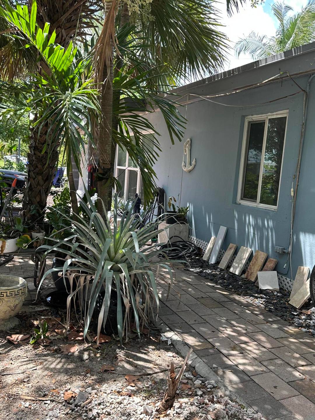 TROPICAL PARADISE. CORNER POOL HOME ON 12, 040 SF LOT IN EAST POMPANO BEACH.