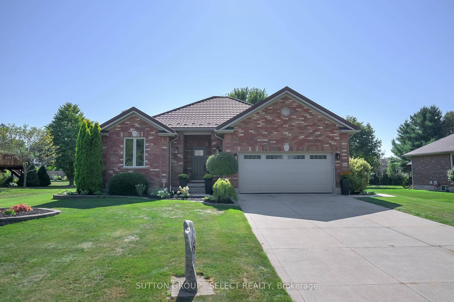 Beautifully renovated bungalow on an exceptional 79 ft x 187 ft lot !
