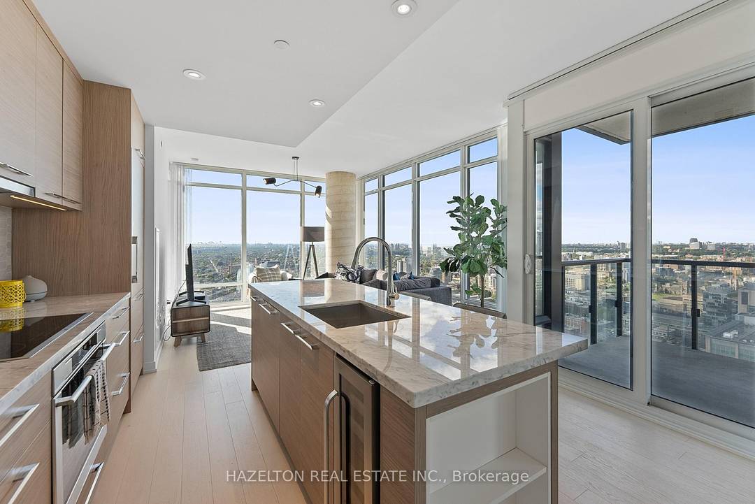 Luxurious Fully Furnished Corner Suite With Unobstructed City amp ; Lake Views !