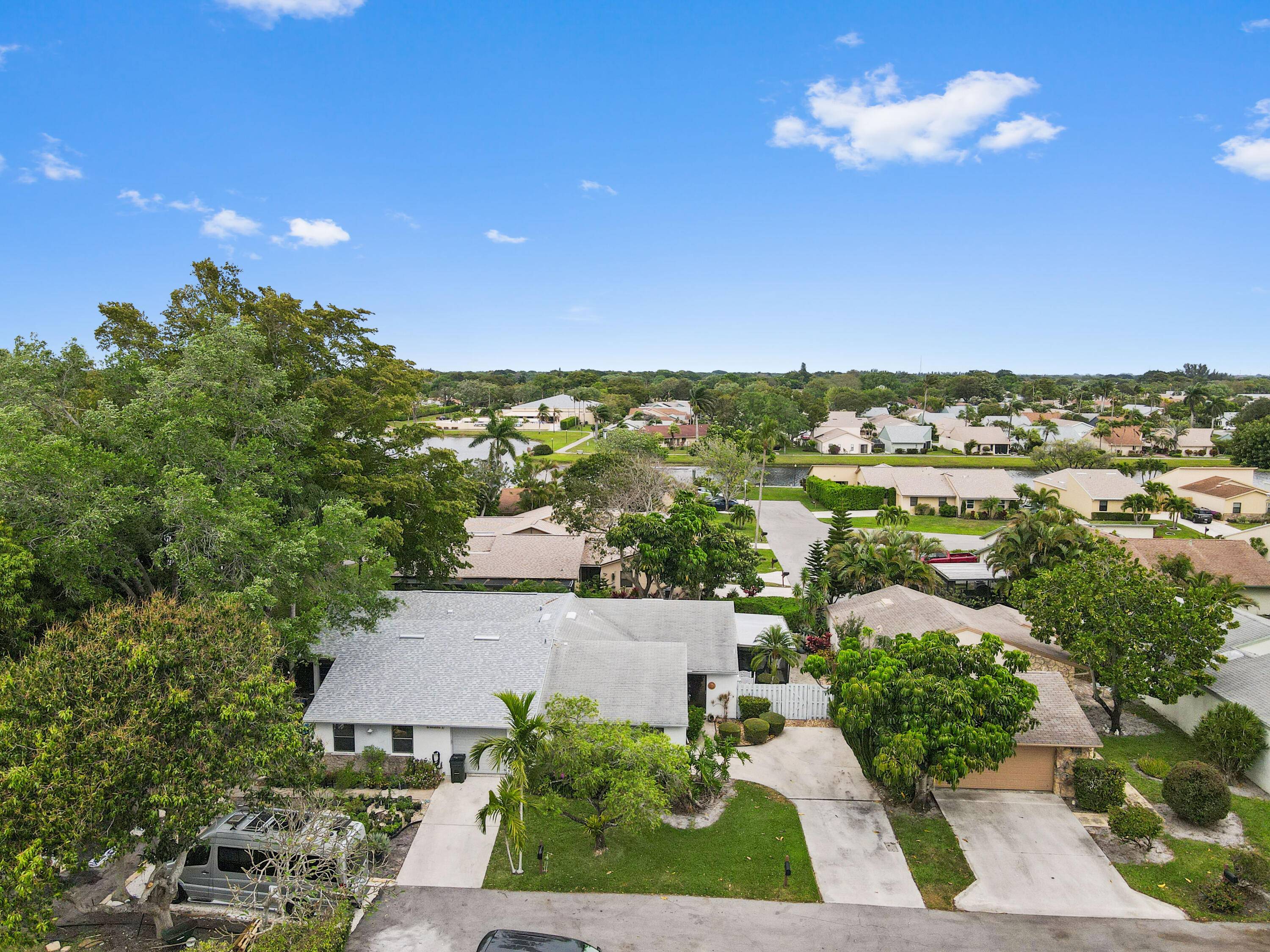 Welcome to this charming 2 bedroom, 2 bathroom home with brand new fence installed in the sought after, manned gated 55 community of Rainberry Bay.