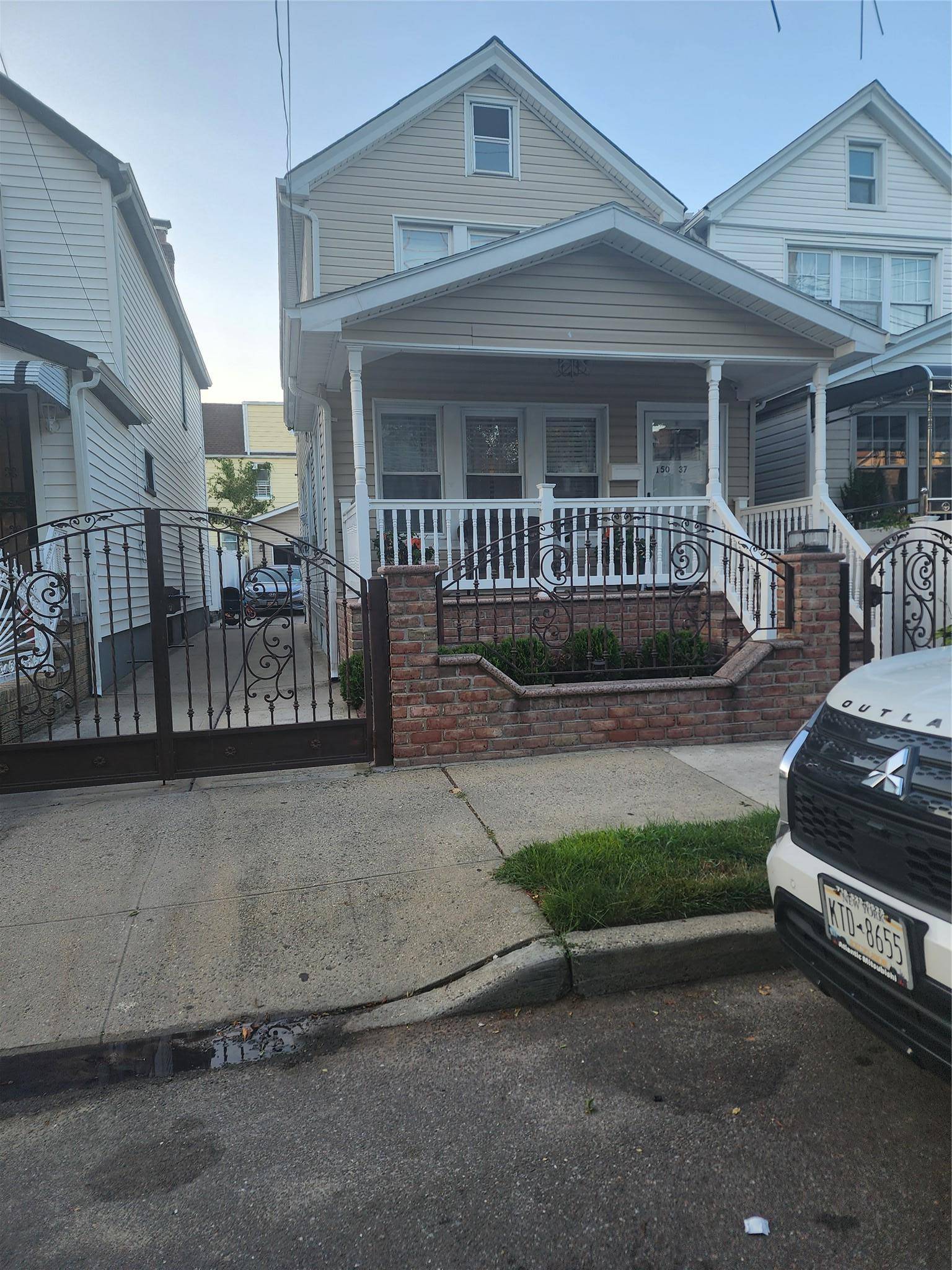 NICE ONE FAMILY HOUSE, PRIME LOCATION, 3 BED IN 2ND FLOOR, FULL BATH 1 ST FLOOR HAS BIG LIVING ROOM DINNING, HALF BATH AND BEATUFUL UPDATED KITCHEN, ALSO FULL FINISHED ...