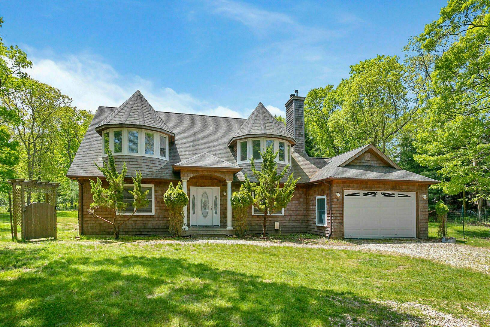 East Hampton Renovated Gem! 