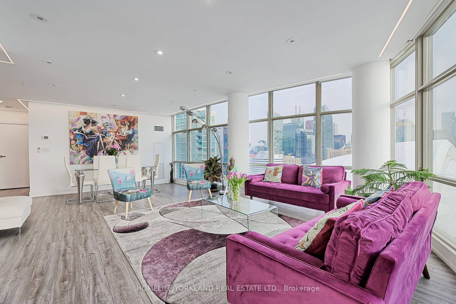 Luxury Living In Downtown Toronto !