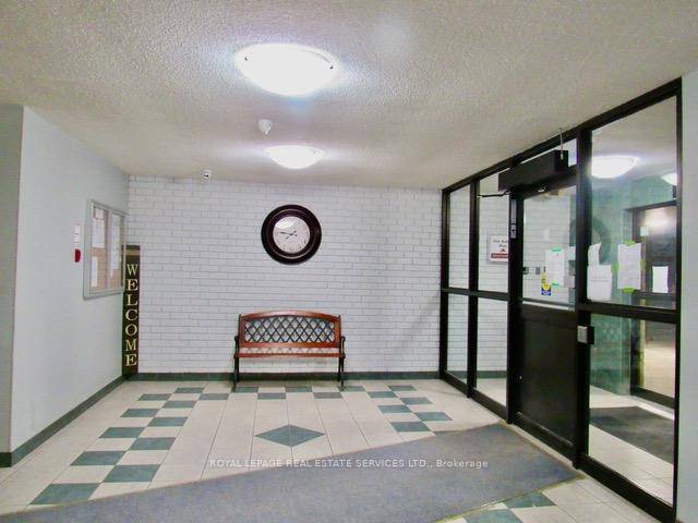 Spectacular, bright spacious unit, MOVE IN Ready !