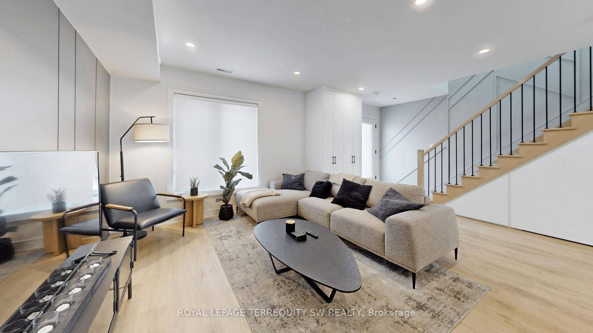 Discover the magic and serenity of laneway living in this modern and sleek 3 bedroom coach house !