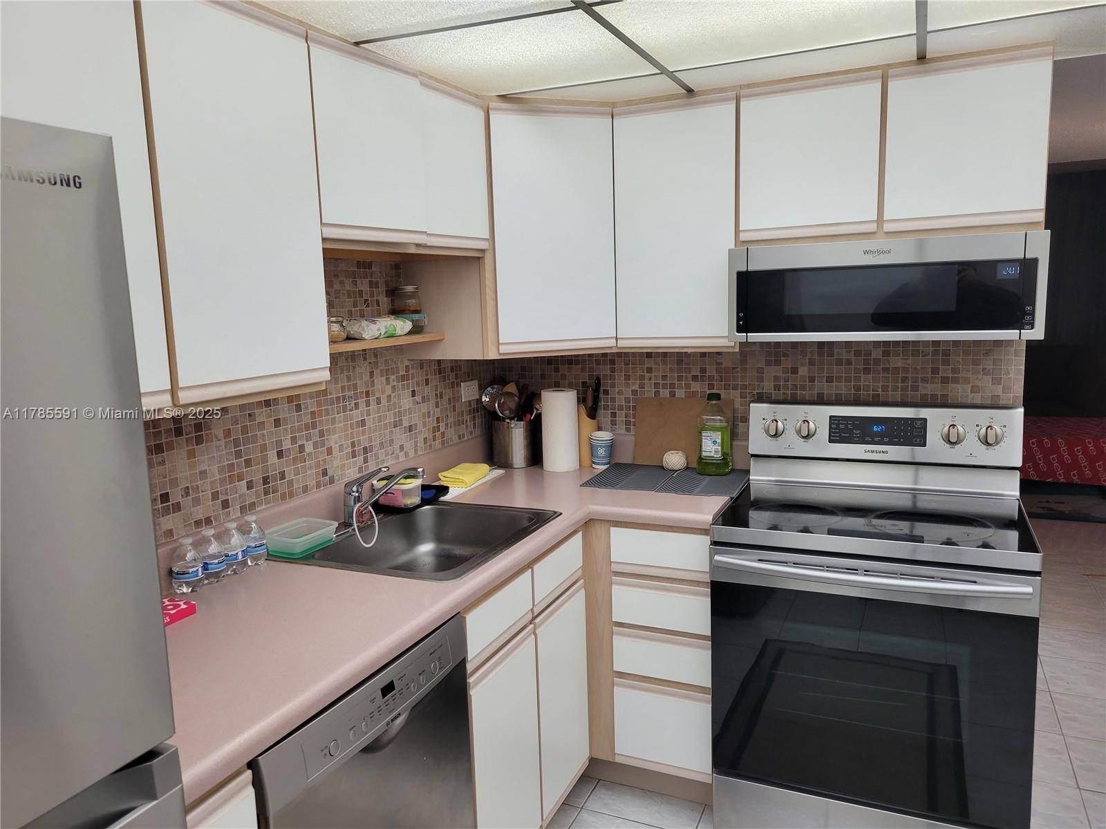 Beautiful 2 Bedroom and 2 Bathroom split floor plan unit.