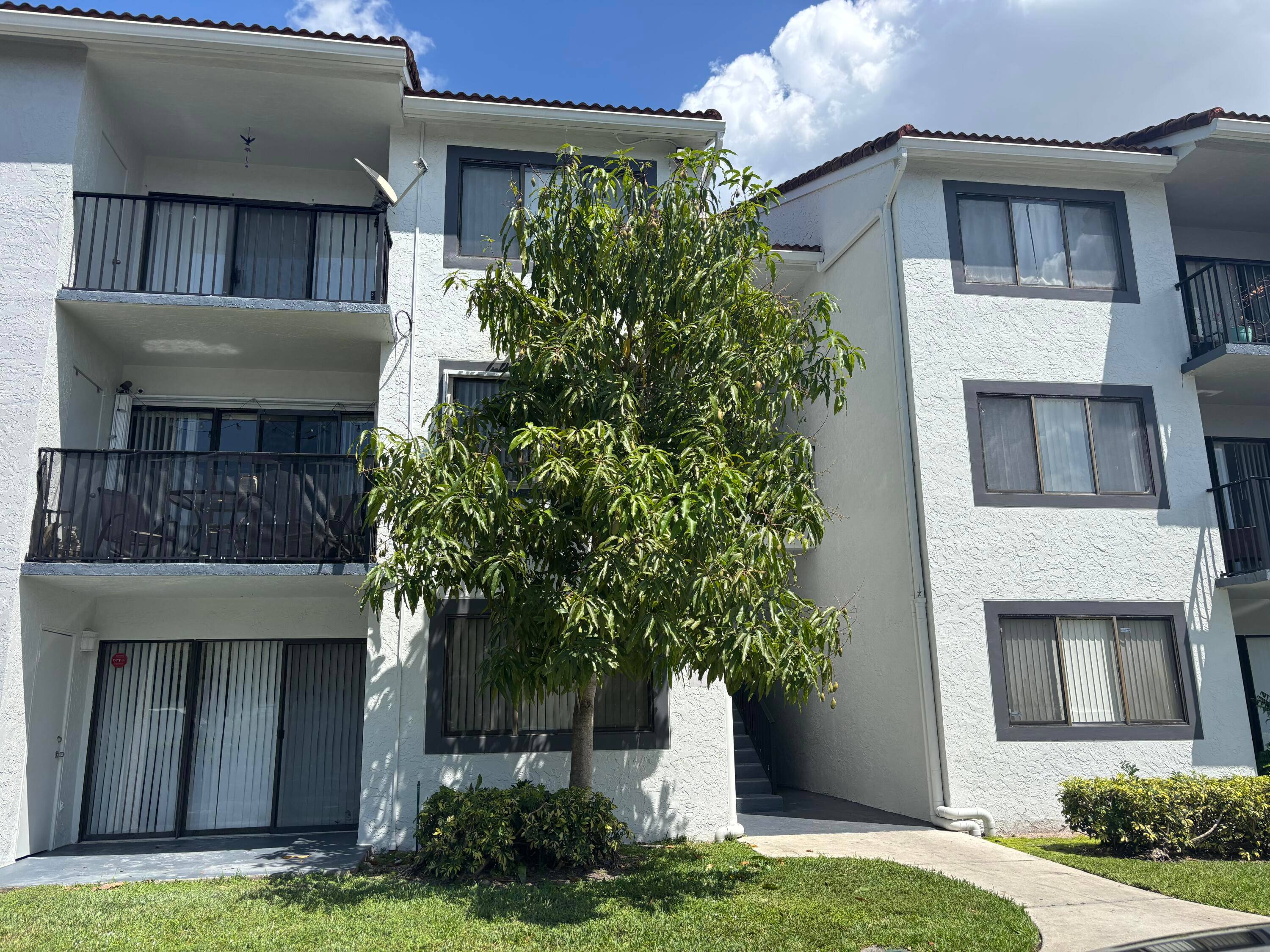 Spacious and well maintained 2 bedroom, 2 bath ground floor unit featuring a desirable split bedroom layout for added privacy.