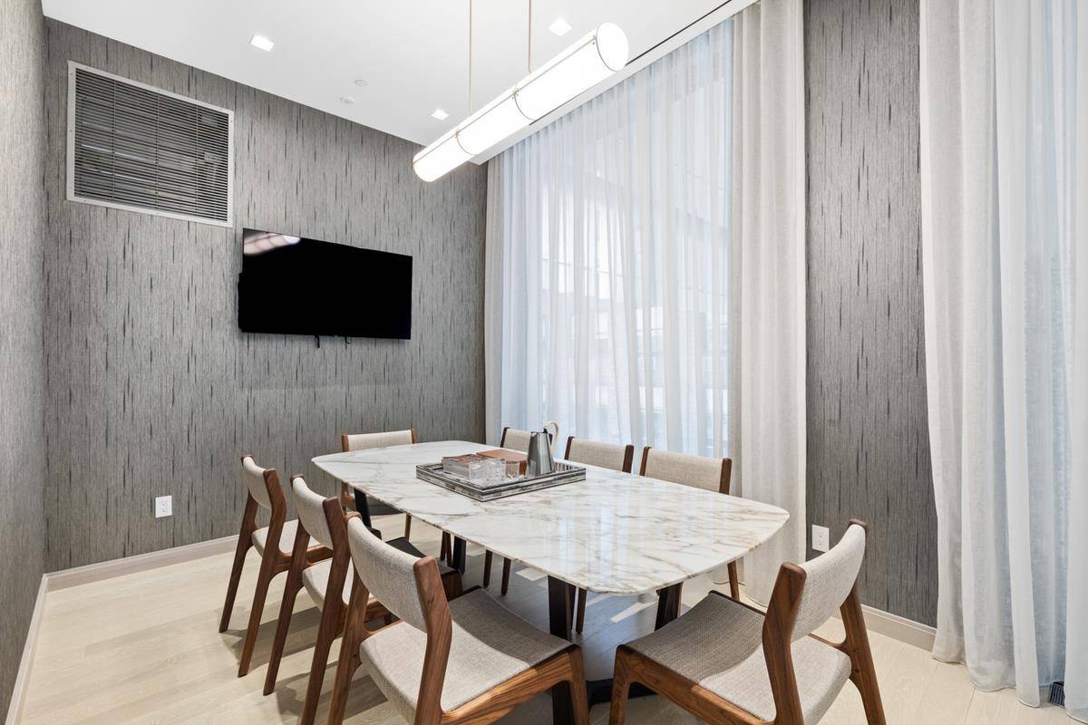 Prepare to be Wowed. If you want 360 degree unobstructed cinematic views of Manhattan and beyond then TR61 is for you.
