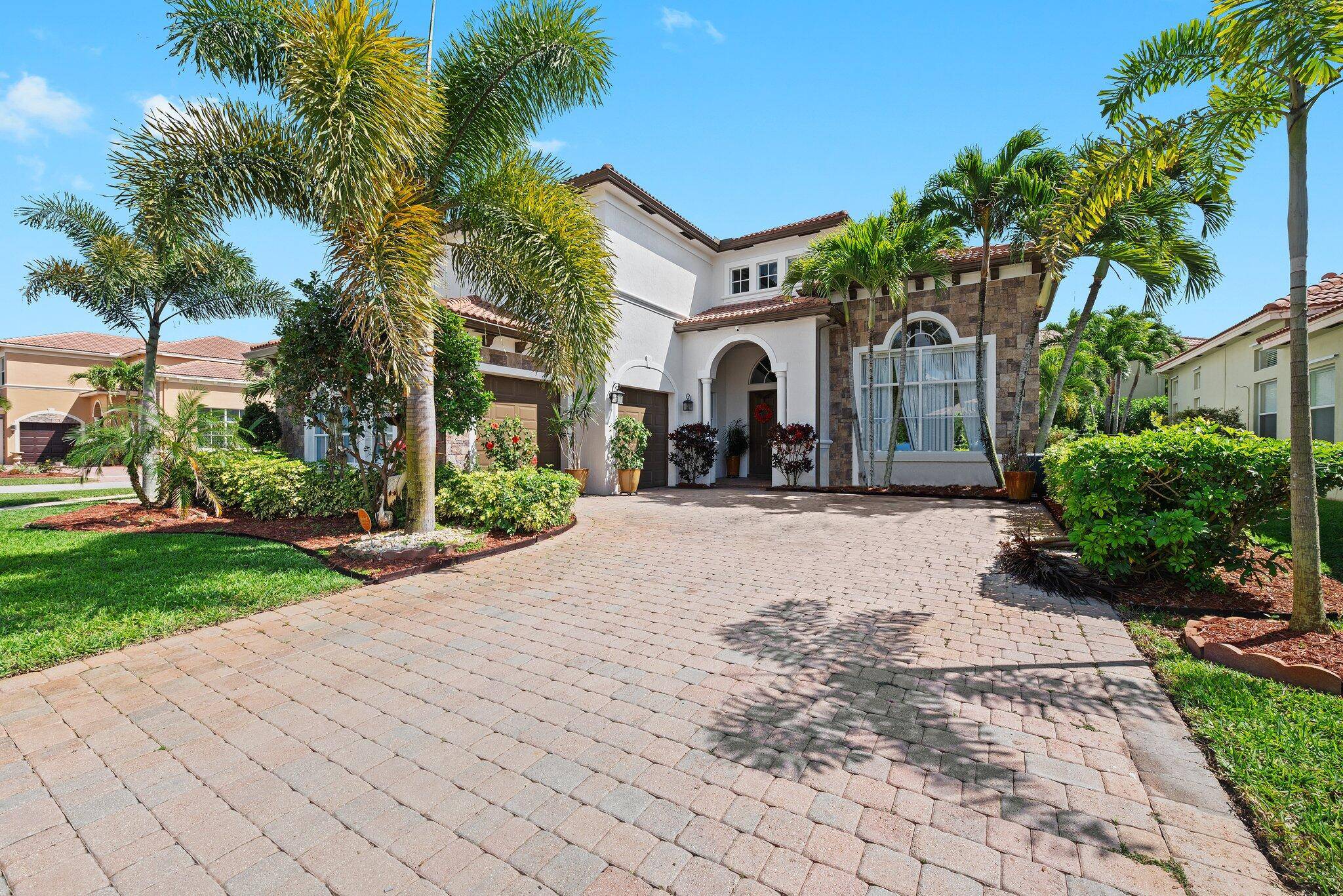 PRICED TO SELL ! ! SELLER CAN CLOSE QUICKLY Zoned for PARK VISTA HIGH SCHOOL !
