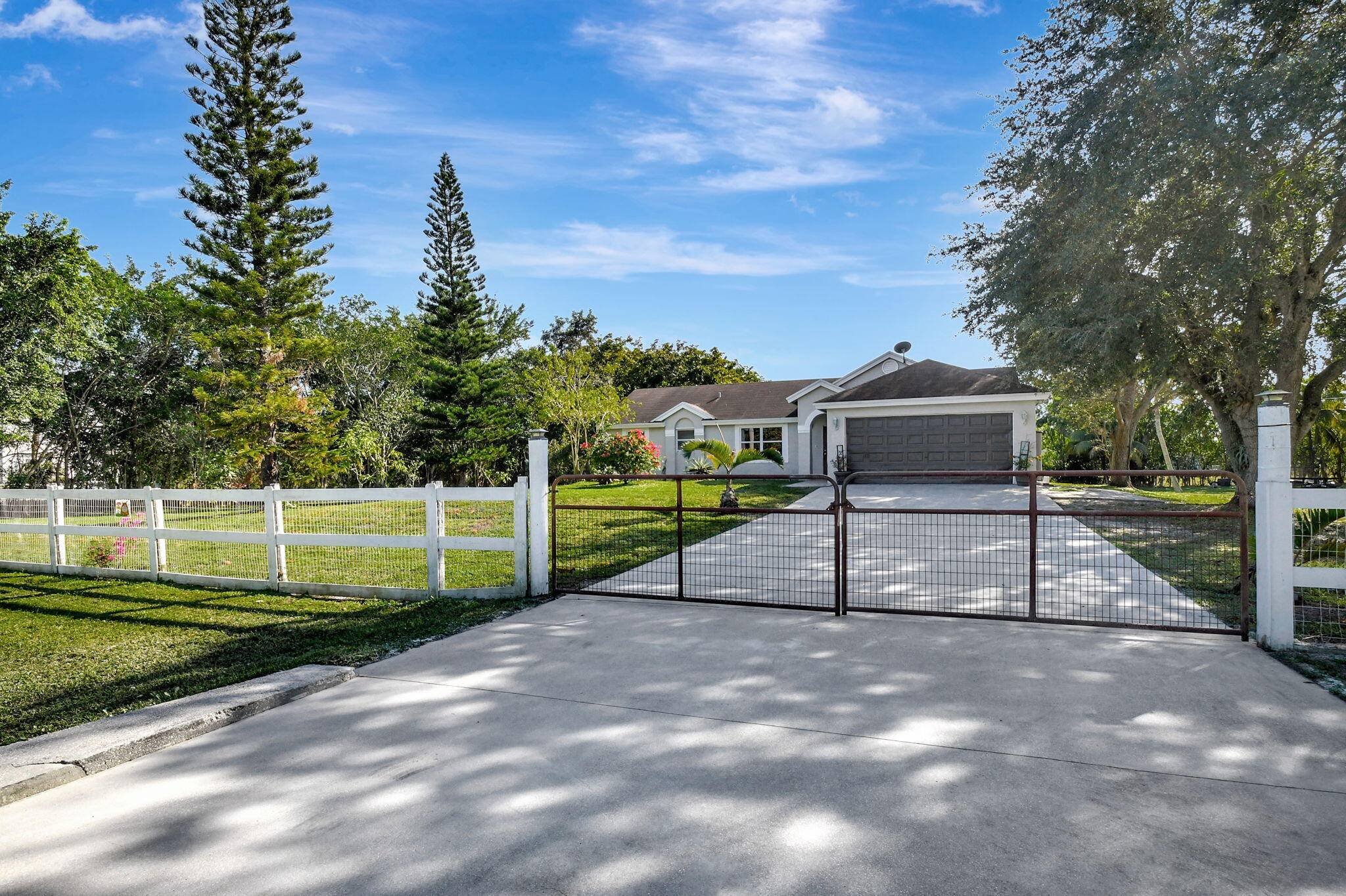 Affordable Acreage living in a prime location !