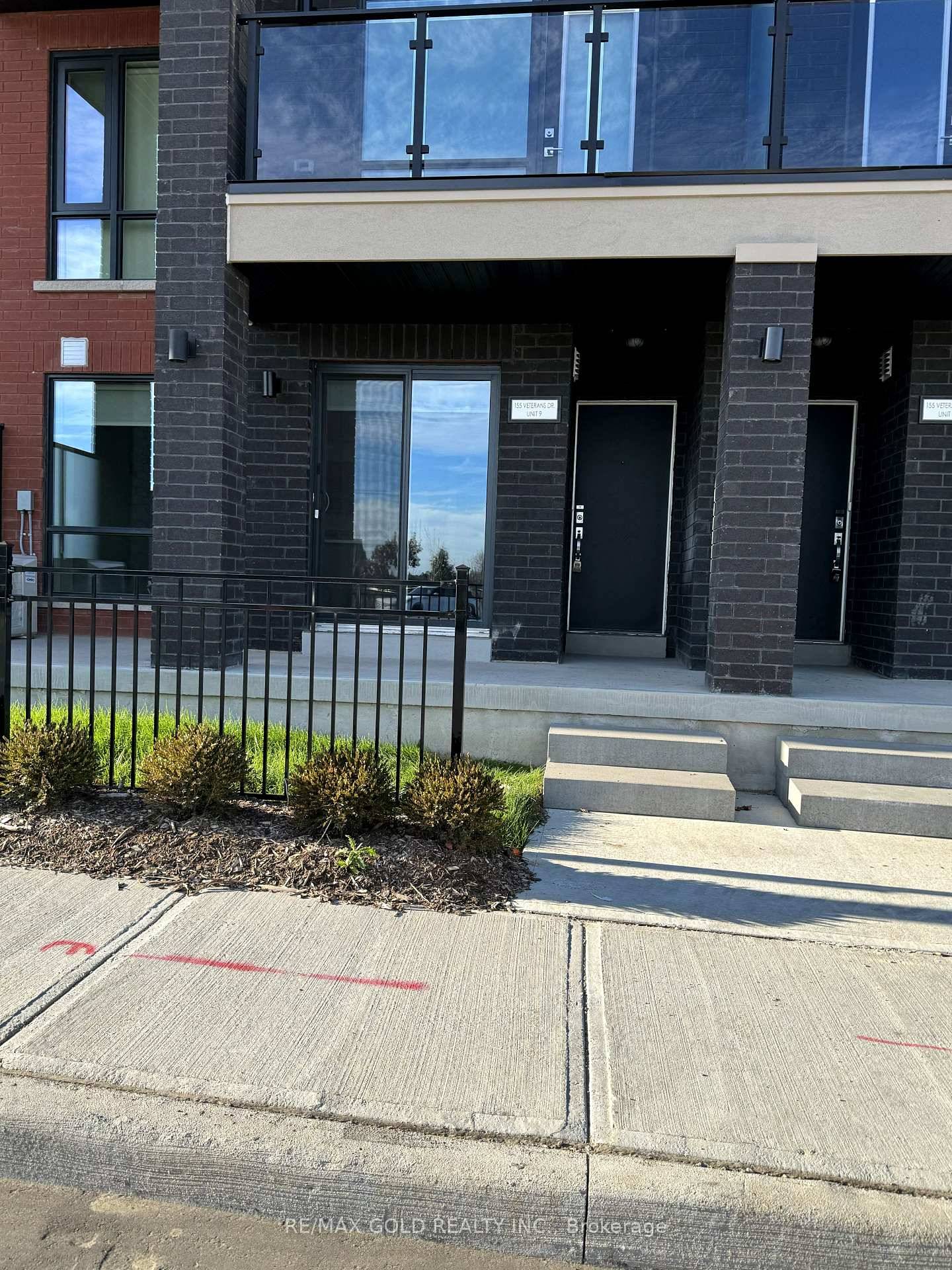 Just Like New Condo Townhouse In Mount Pleasant Community.