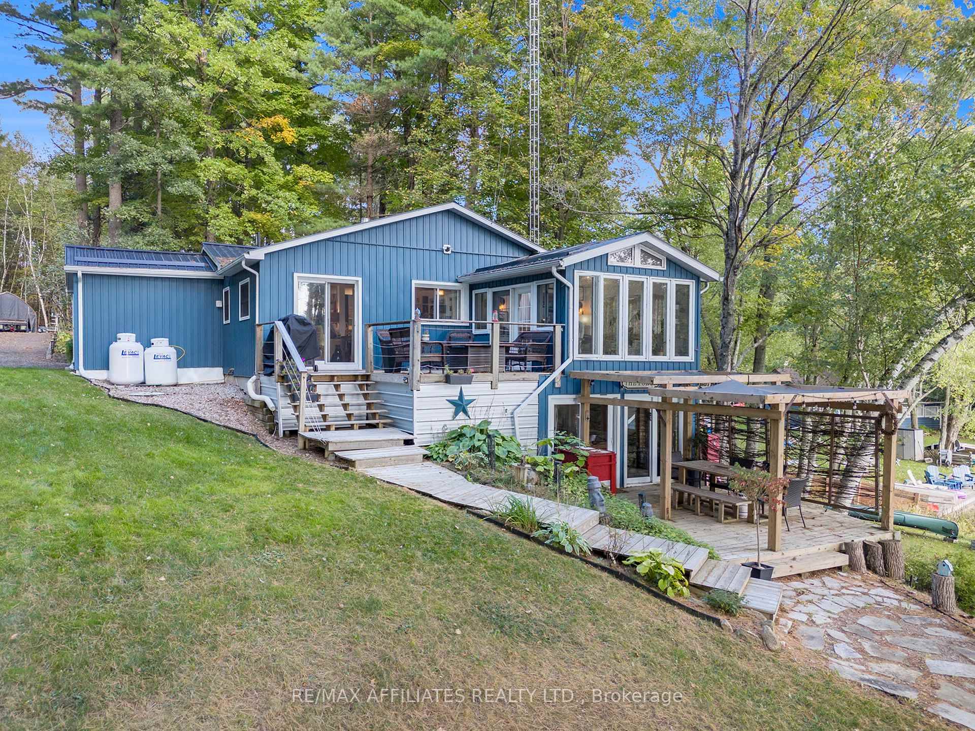 This beautiful 4 season waterfront home is an oasis, offering the perfect blend of comfort, relaxation, and breathtaking natural beauty.